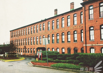 攝影師韓詩揚畢業于薩凡納藝術與設計學院（Savannah College of Art and Design）的攝影專業